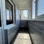 Фото Теплый балкон под ключ в отделке из ламината под зону отдыха
