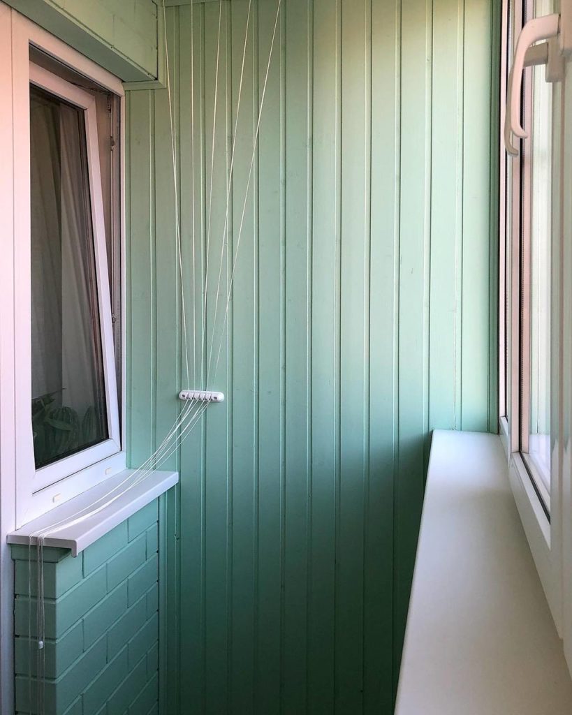 Фото Отделка балкона вагонкой, покраска стены, встроенный шкаф