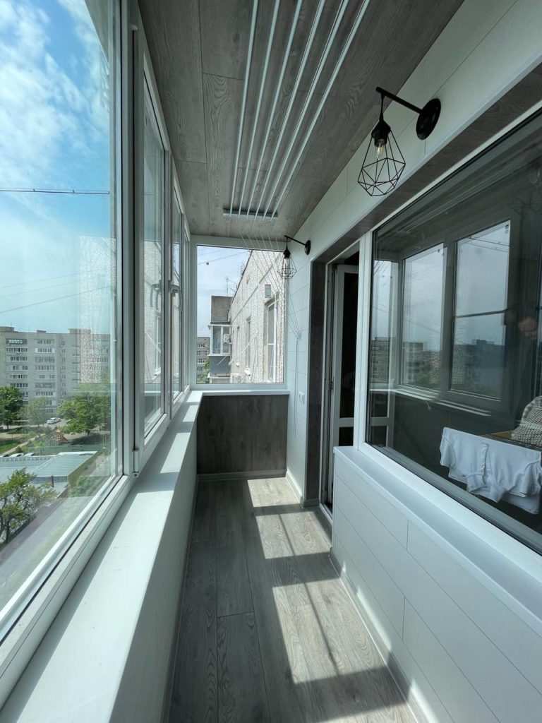Фото Балкон под ключ с отделкой ламинатом