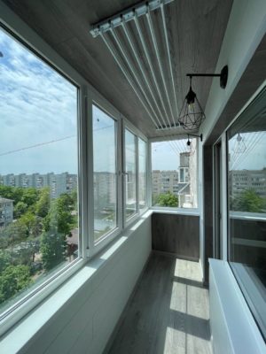 Фото Балкон под ключ с отделкой ламинатом