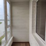 Фото Балкон с внутренней отделкой ламинатом и декоративным камнем